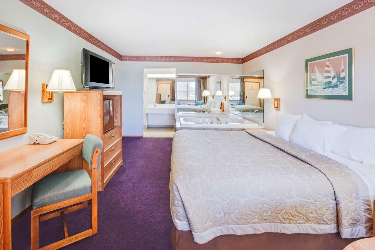Motel Super 8 Beachfront By Wyndham Mackinaw City, Mi 2*